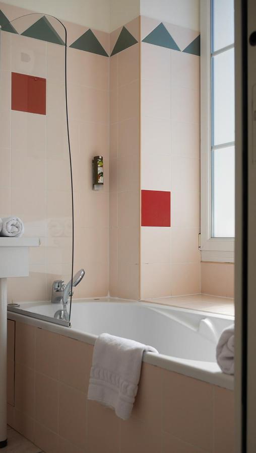 Hotel Logis Saint Louis La Suze-sur-Sarthe Exterior foto