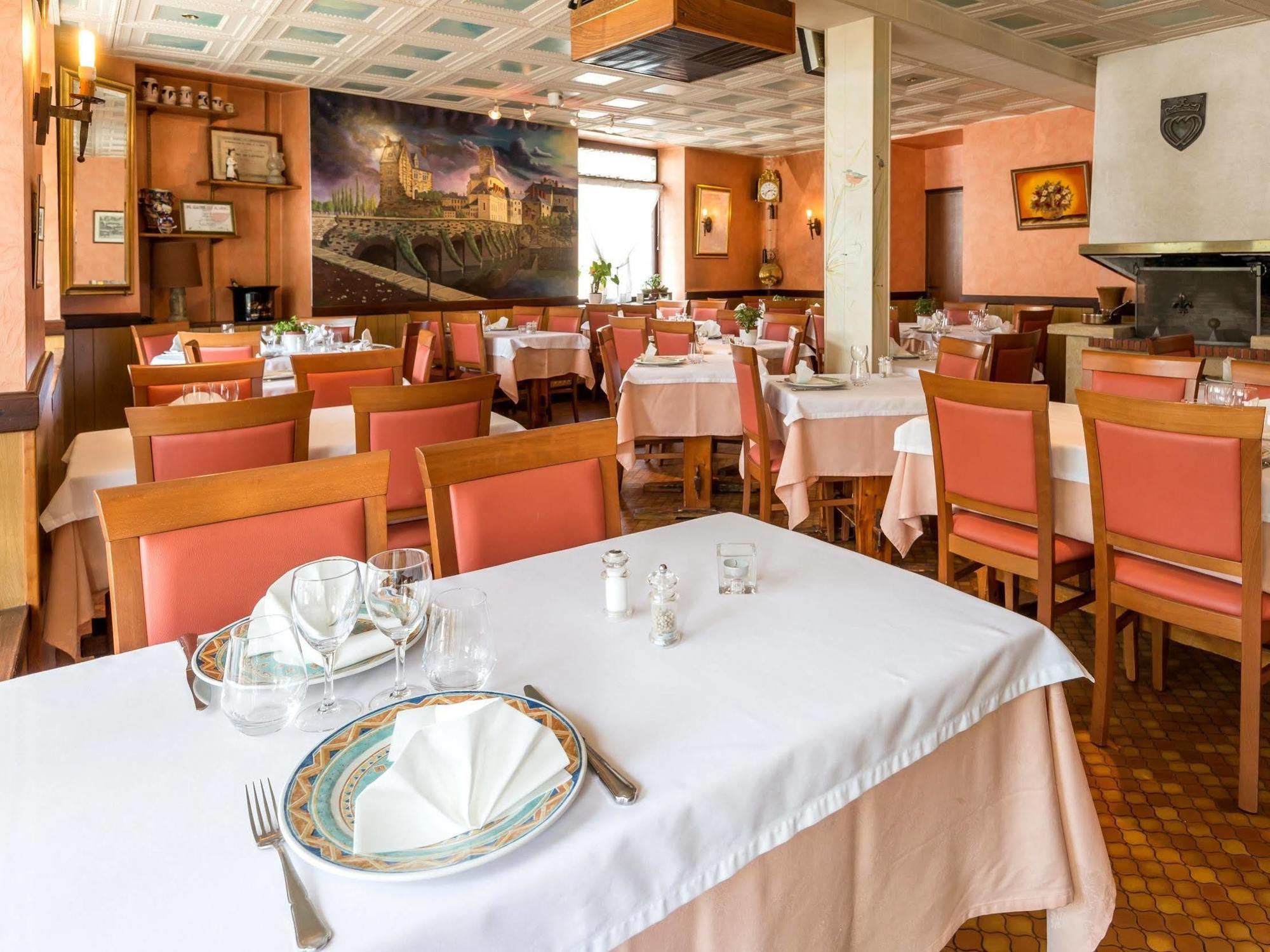 Hotel Logis Saint Louis La Suze-sur-Sarthe Exterior foto