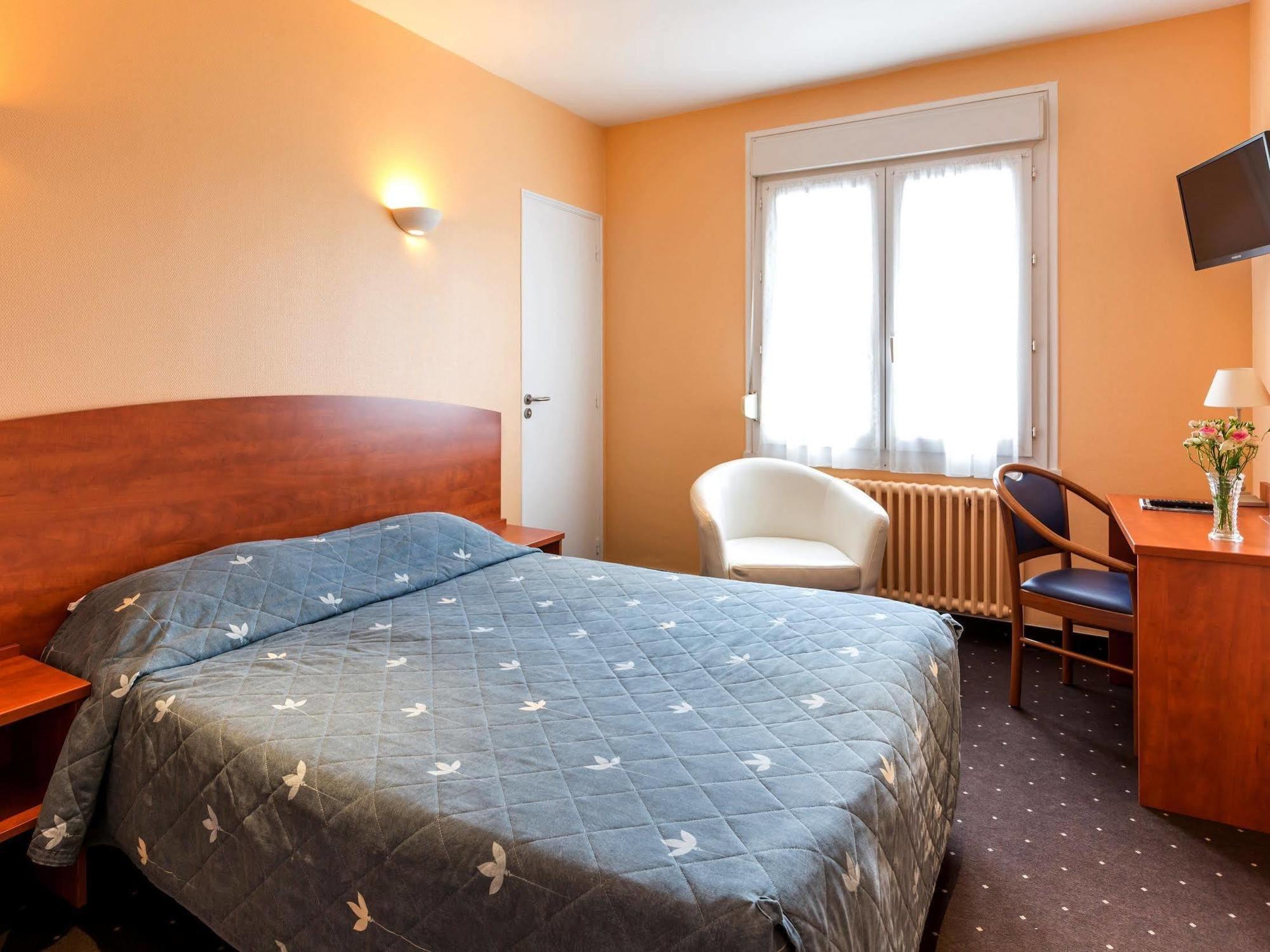 Hotel Logis Saint Louis La Suze-sur-Sarthe Exterior foto