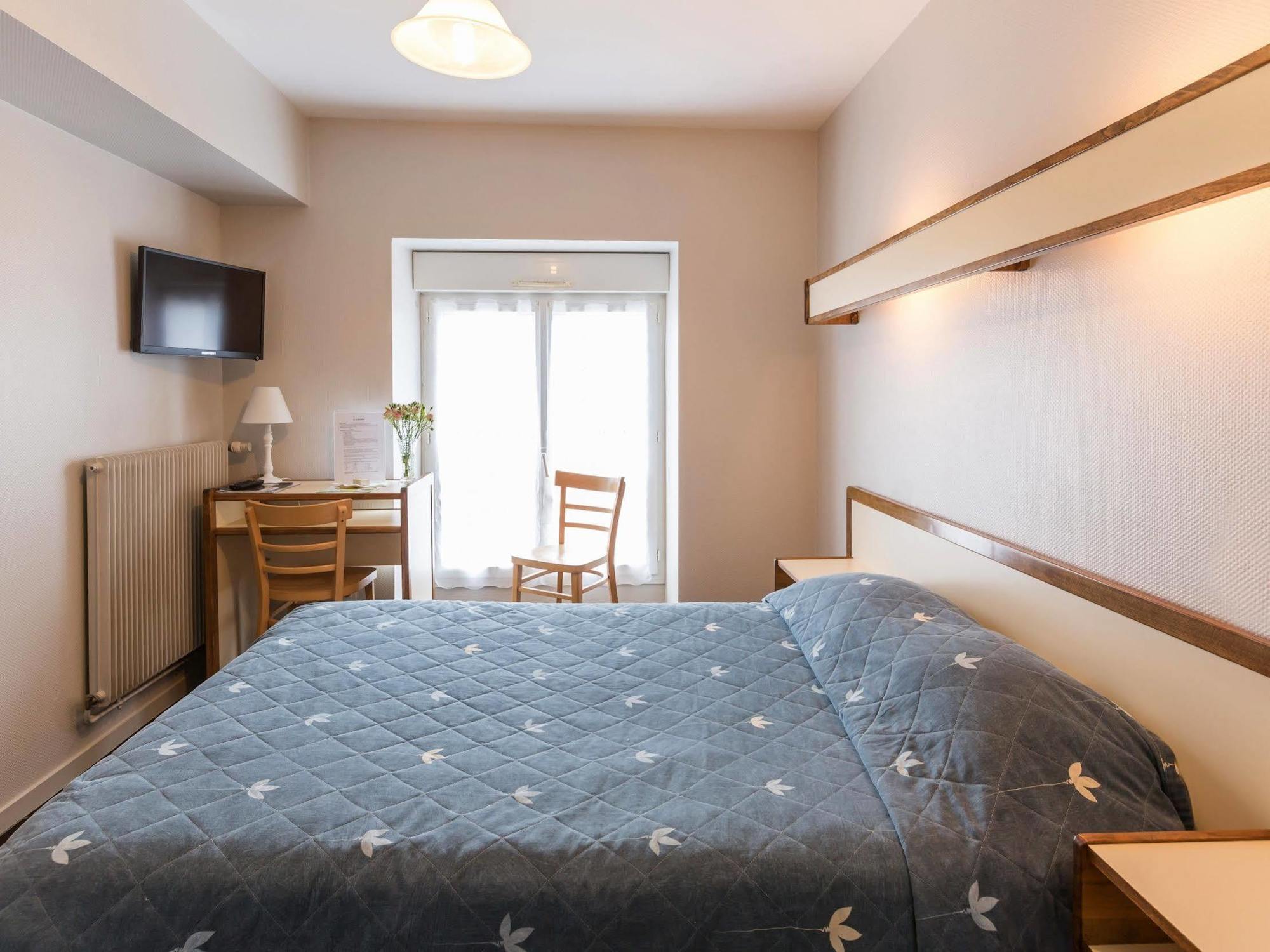 Hotel Logis Saint Louis La Suze-sur-Sarthe Exterior foto
